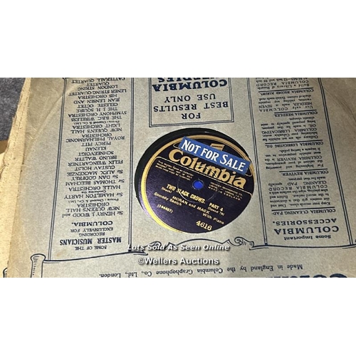 35 - Vintage vinyl records in case / AN4