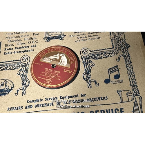 35 - Vintage vinyl records in case / AN4