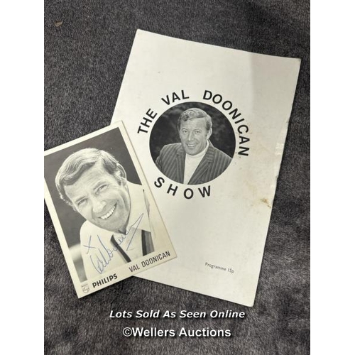 45 - Signed Val Doonican picture and 1975 programme for Southampton Guildhall 'The Val Doonican Show' / A... 