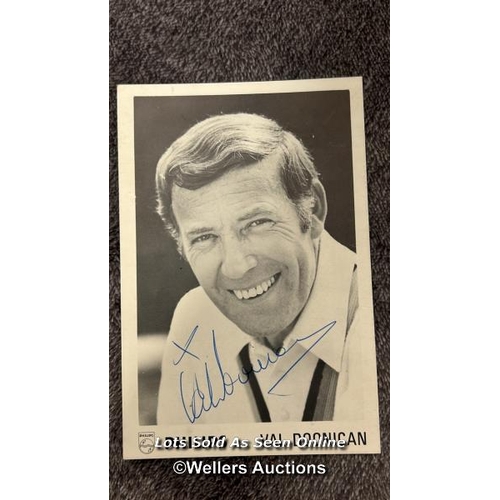 45 - Signed Val Doonican picture and 1975 programme for Southampton Guildhall 'The Val Doonican Show' / A... 