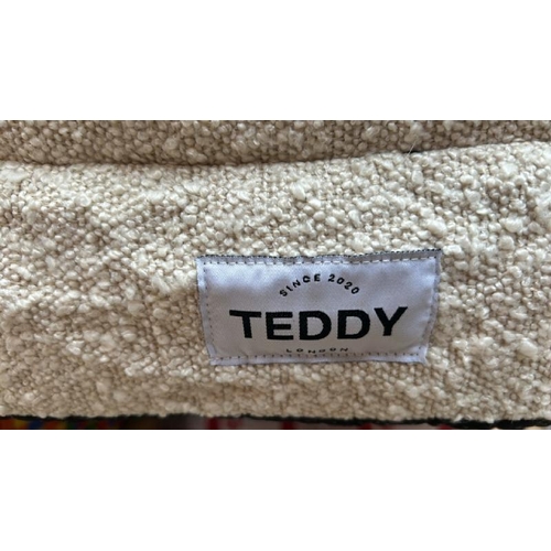 373 - TEDDY LONDON PET BED, APPROX. 100 X 58CM / RRP: �169 / NEW / H38