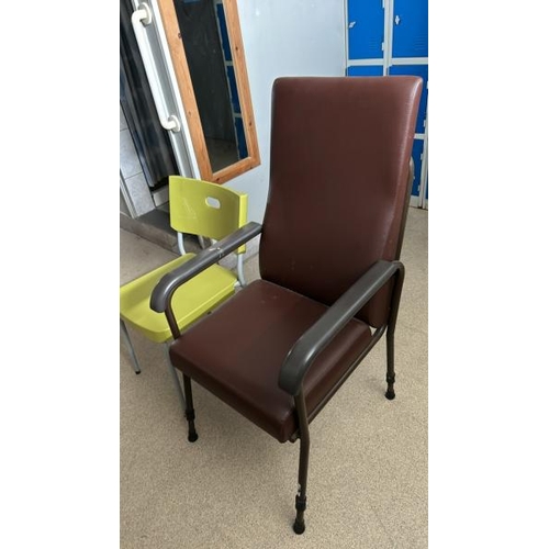 58 - X2 SHOWER CHAIRS, LARGEST 113CM (H)