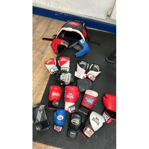 75 - A QUANTITY OF BOXING PADS, GLOVES, HEADGEAR AND A LONSDALE BODY PUNCHING PAD, ONLY X2 PAIRS OF GLOVE... 