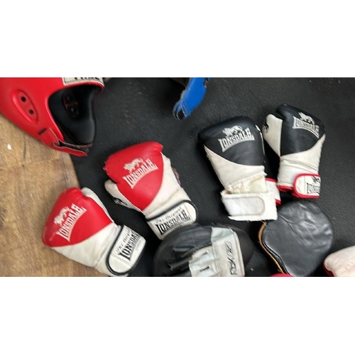 75 - A QUANTITY OF BOXING PADS, GLOVES, HEADGEAR AND A LONSDALE BODY PUNCHING PAD, ONLY X2 PAIRS OF GLOVE... 