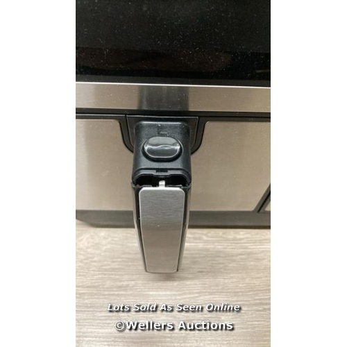 4015 - SUR LA TABLE AIR FRYER WITH X2 3.8L DRAWERS / POWERS UP / SIGNS OF USE / ONE DAMAGES HANDLE / SEE IM... 