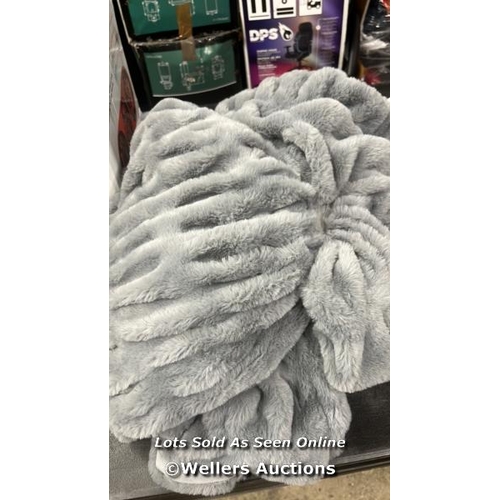 4103 - BERKSHIRE TEXTURED FAUX FUR THROW - 152 X 177 CM / WITHOUT PACKAGING / APPEARS NEW   / W3