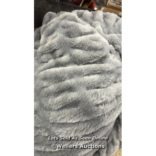 4103 - BERKSHIRE TEXTURED FAUX FUR THROW - 152 X 177 CM / WITHOUT PACKAGING / APPEARS NEW   / W3