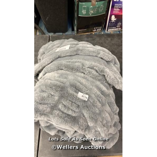 4176 - BERKSHIRE TEXTURED FAUX FUR THROW - 152 X 177 CM / APPEARS NEW WITHOUT PACKAGING / E15