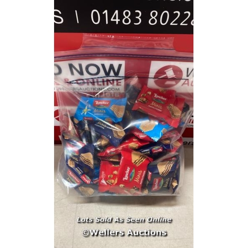 4410 - SELECTION OF LOAKER MINI BISCUITS / C25