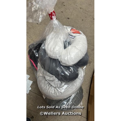 4570 - BAG OF TRAVEL PILLOW