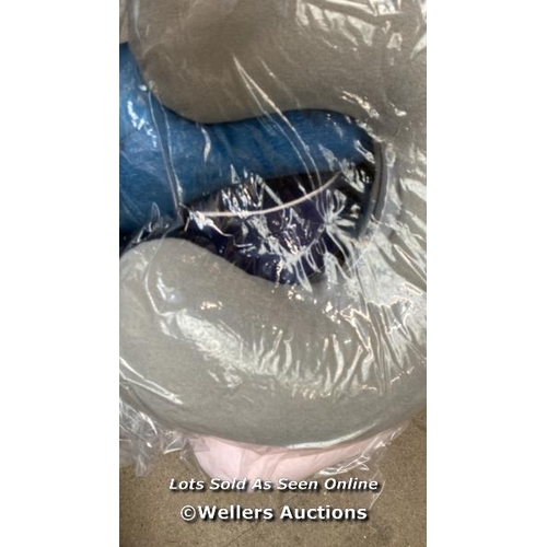 4597 - BAG OF TRAVEL PILLOW