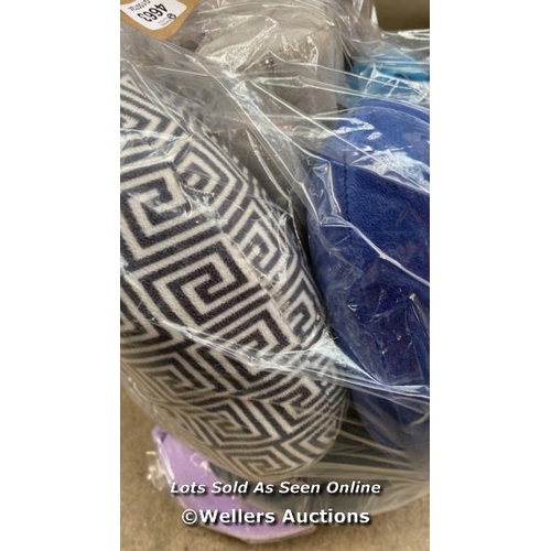 4663 - BAG OF TRAVEL PILLOWS