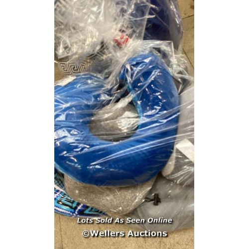 4664 - BAG OF TRAVEL PILLOWS