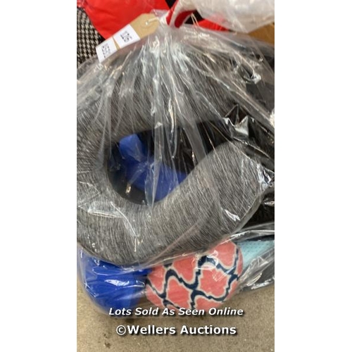 4669 - BAG OF TRAVEL PILLOW