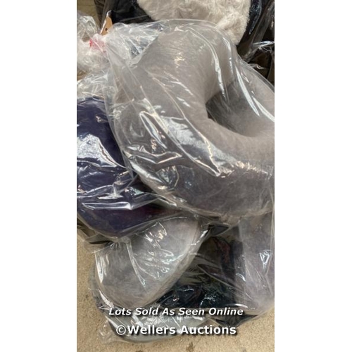 4690 - BAG OF TRAVEL PILLOW