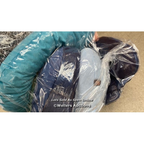 4698 - BAG OF TRAVEL PILLOW