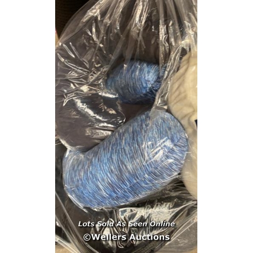 4701 - BAG OF TRAVEL PILLOW