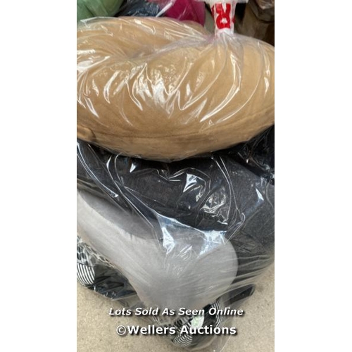 4703 - BAG OF TRAVEL PILLOW