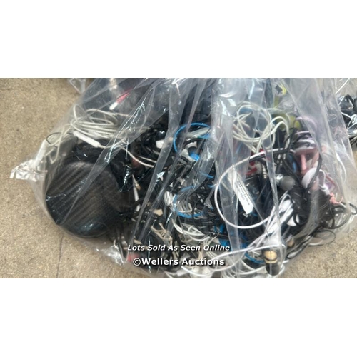 4761 - BAG OF EARPHONES