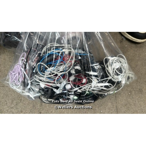 4761 - BAG OF EARPHONES