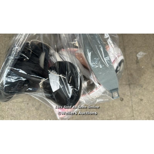 4762 - BAG OF HEADPHONE INCL BOSE