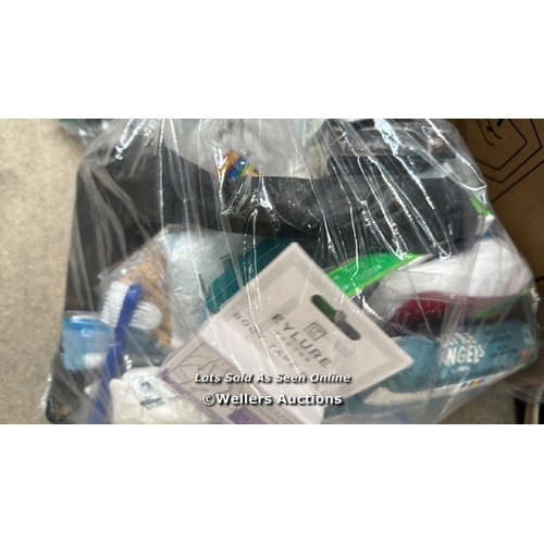 4776 - BAG OF COSMETICS WIPES