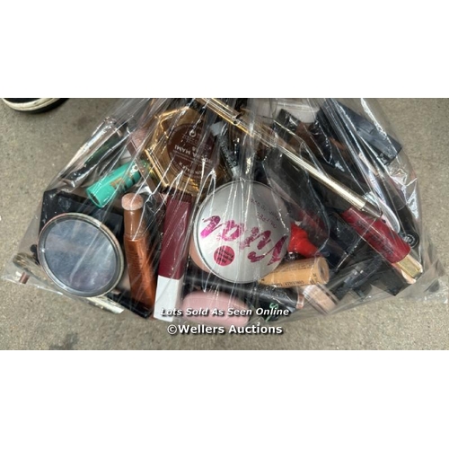 4779 - BAG OF MAKEUP ACCESSORIES