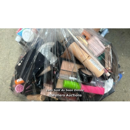 4779 - BAG OF MAKEUP ACCESSORIES