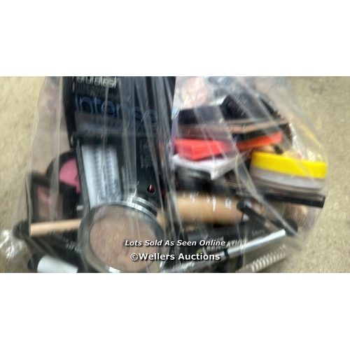 4782 - BAG OF MAKEUP