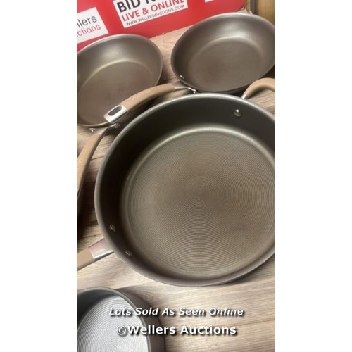 30 - CIRCULON SCRATCHDEFENSE� COOKWARE SET, 11 PIECE / SIGNS OF USE / A21