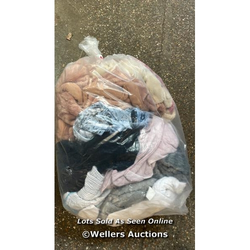 514 - BAG OF PRE-OWNED BLANKETS AND TOWELS / E50