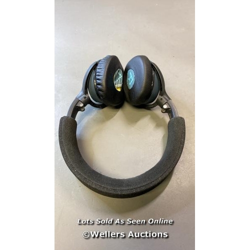 9595 - BOSE SOUNDLINK  ON EAR HEADPHONES BLACK  INCL. CASE