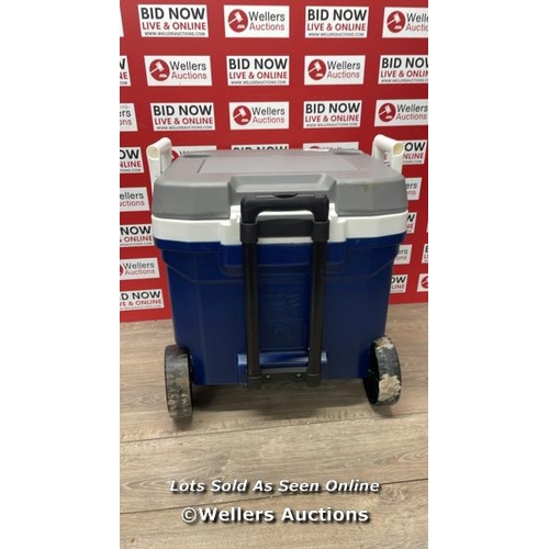 8543 - IGLOO MAX COLD 58 LITRE ROLLER COOL BOX / MINIMAL SIGNS OF USE / BENT WHEEL / E50 [3398]