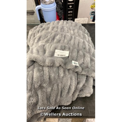 8637 - BERKSHIRE TEXTURED FAUX FUR THROW - 152 X 177 CM / MINIMAL SIGNS OF USE / D23 [3398]