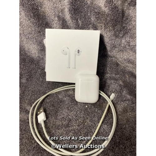 8920 - APPLE AIRPODS / 2ND GEN / WITH CHARGING CASE / MV7N2ZMA / POWERS UP & CONNECTS VIA BLUETOOTH WITH SO... 