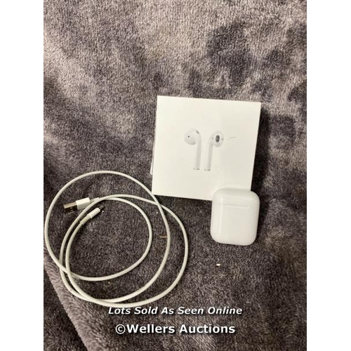 8922 - APPLE AIRPODS / 2ND GEN / WITH CHARGING CASE / MV7N2ZMA / POWERS UP & CONNECTS VIA BLUETOOTH WITH SO... 