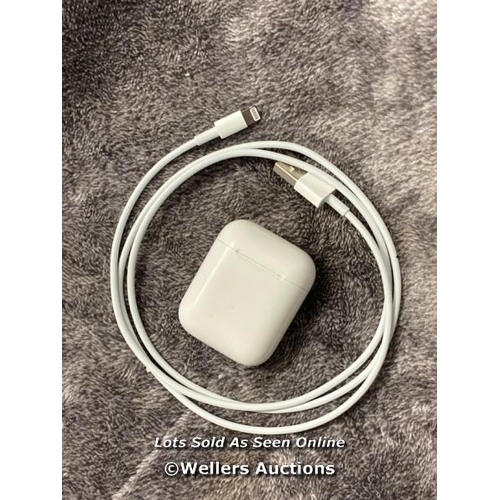 8924 - APPLE AIRPODS / 2ND GEN / WITH CHARGING CASE / MV7N2ZMA / POWERS UP & CONNECTS VIA BLUETOOTH WITH SO... 