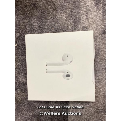 8925 - APPLE AIRPODS / 2ND GEN / WITH CHARGING CASE / MV7N2ZMA / POWERS UP & CONNECTS VIA BLUETOOTH WITH SO... 