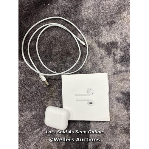 8925 - APPLE AIRPODS / 2ND GEN / WITH CHARGING CASE / MV7N2ZMA / POWERS UP & CONNECTS VIA BLUETOOTH WITH SO... 