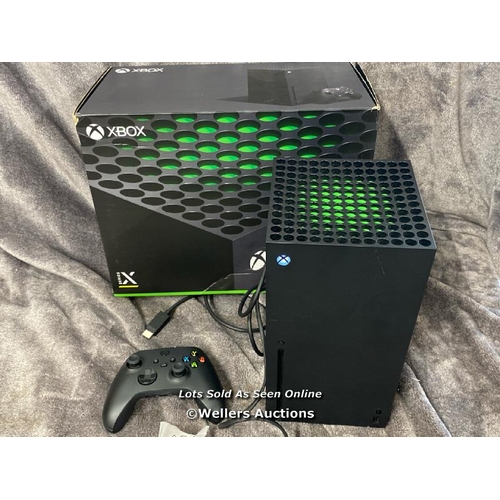 8946 - XBOX SERIES X 1TB SSD IN BLACK / POWERS UP / SIGNS OF USE / NOT FULLY TESTED / AN44 [3396]