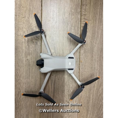 8956 - DJI MINI 3 DRONE WITH DJI REMOTE CONTROL / POWERS UP & FLIES / NOT ATTACHED TO ACCOUNT / SIGNS OF US... 