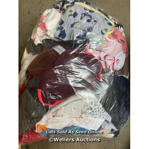 3003 - BAG OF CHILDRENS CLOTHES