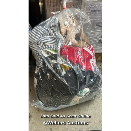 3023 - BAG OF SHOPPING BAGS