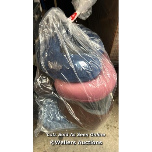 3024 - BAG OF TRAVEL PILLOWS