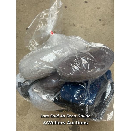 3053 - BAG OF TRAVEL PILLOWS