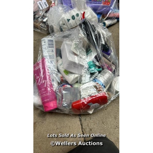 3099 - BAG OF COSMETICS