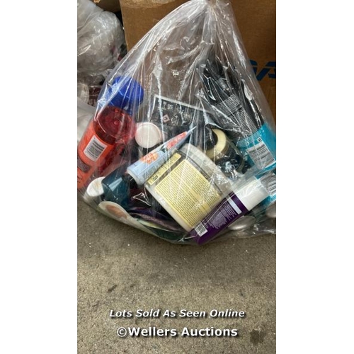 3115 - BAG OF COSMETICS