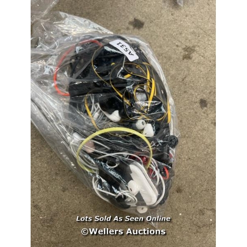 3134 - BAG OF EARPHONES