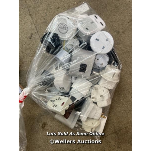 3138 - BAG OF ADAPTORS