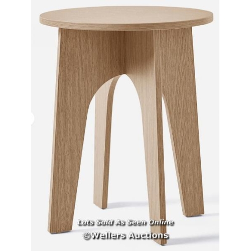 8164 - OAKLEY SIDE TABLE RRP �29 / H.50 X W.40 X D.40 CM / G69